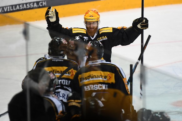 Luganos Topscorer Linus Klasen feiert das 8-0 Goal beim Eishockey Meisterschaftsspiel der National League A zwischen dem HC Lugano und dem HC Fribourg Gotteron am Samstag, 3. Dezember 2016, in der Res ...