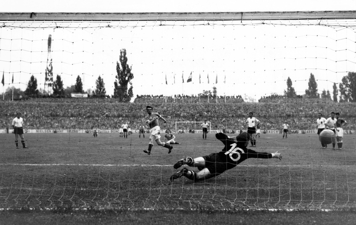 Bildnummer: 60206316 Datum: 01.01.1900 Copyright: imago/United Archives International
30th June 1954: Germany versus Austria: World cup semi-final, Basle, Switzerland. Photo shows: Germany s inside-l ...