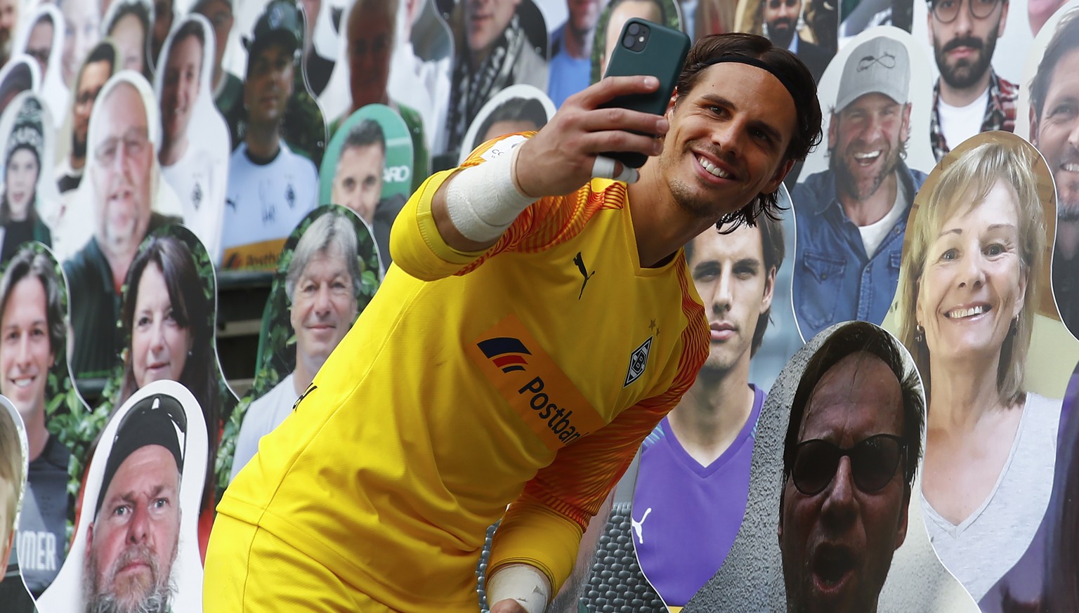 HANDOUT - VDS-Sportfoto des Jahres 2020 - Borussia Moenchengladbachs Schweizer Torwart Yann Sommer macht im Anschluss an das letzte Bundesligaspiel gegen Hertha BSC Berlin der Saison 2019/20 ein Selfi ...