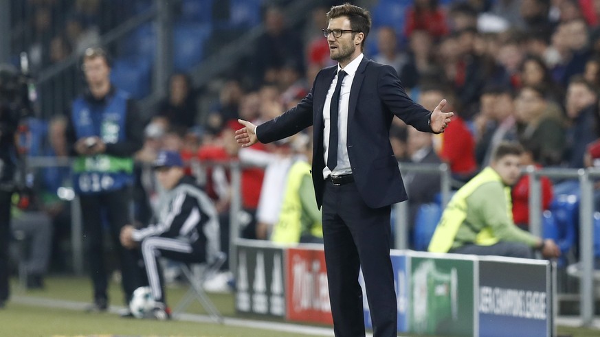 ARCHIVBILD ZUR MELDUNG, DASS DER FC BASEL SICH VON TRAINER WICKY TRENNT --- Basel&#039;s head coach Raphael Wicky gestures during an UEFA Champions League Group stage Group A matchday 2 soccer match b ...