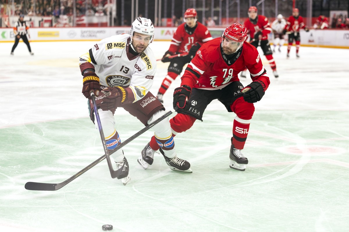 Luca Hischier (GH), gauche, lutte pour le puck avec Joel Genazzi (LHC), droite, lors du match du championnat suisse de hockey sur glace de National League entre le Lausanne HC, LHC, et le Geneve Serve ...
