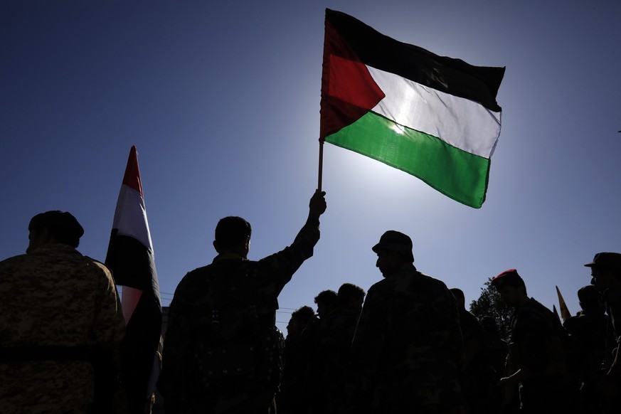 epa10915216 A Houthi fighter holds up a Palestinian flag during a military parade in solidarity with Palestinians in the Gaza Strip, in Sana&#039;a, Yemen, 12 October 2023. The top leader of the Houth ...