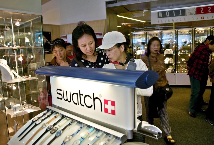 ARCHIVBILD --- ZUM DEN HALBJAHRESZAHLEN DER SWATCH GROUP STELLEN WIR IHNEN FOLGENDES BILDMATERIAL ZUR VERFUEGUNG --- Chinesische Touristen beim Shopping von Uhren am 7. September 2005 in Luzern. Die 3 ...