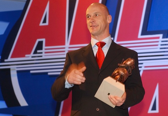 Renato Tosio erhält in seiner Karriere viele Auszeichnungen, hier den Swiss Hockey Award.