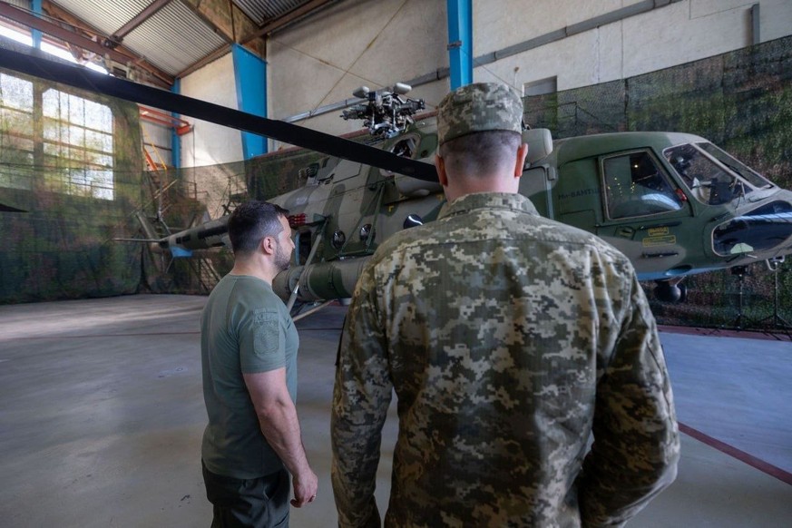 Der ukrainische Präsident Wolodymyr Selenskyj besichtigt mit dem Militärgeheimdienstchef einen russischen Kampfhubschrauber, dessen Pilot sich in die Ukraine absetzte.