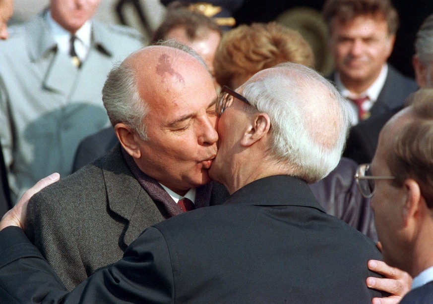 Sozialistischer Bruderkuss kurz vor dem Ende: Gorbatschow (l.) und Honecker feiern 1989 den Geburtstag der DDR.&nbsp;