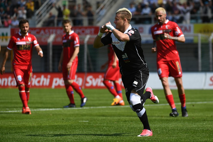 Lugano&#039;s player Ezgian Alioski celebrates his 1-0 goal during the Super League soccer match FC Lugano against FC Sion, at the Cornaredo stadium in Lugano, Sunday, April 9, 2017. (KEYSTONE/Ti-Pres ...