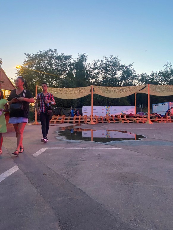 Urinlache am Eingang zum Festgelände am Eidgenössischen Turnfest in Lausanne am 20.6.2025
