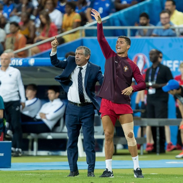 Paris, Frankreich, 10.07.2016, Europameisterschaft Finale, Portugal - Frankreich, Trainer Fernando Santos (POR) und Cristiano Ronaldo (POR) ( DeFodi507

Paris France 10 07 2016 European Championship ...