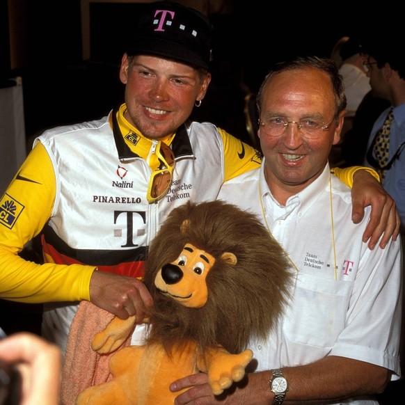 Jan Ullrich (li., Deutschland) und Teamchef Walter Godefroot (Belgien, beide Team Deutsche Telekom) mit Maskottchen