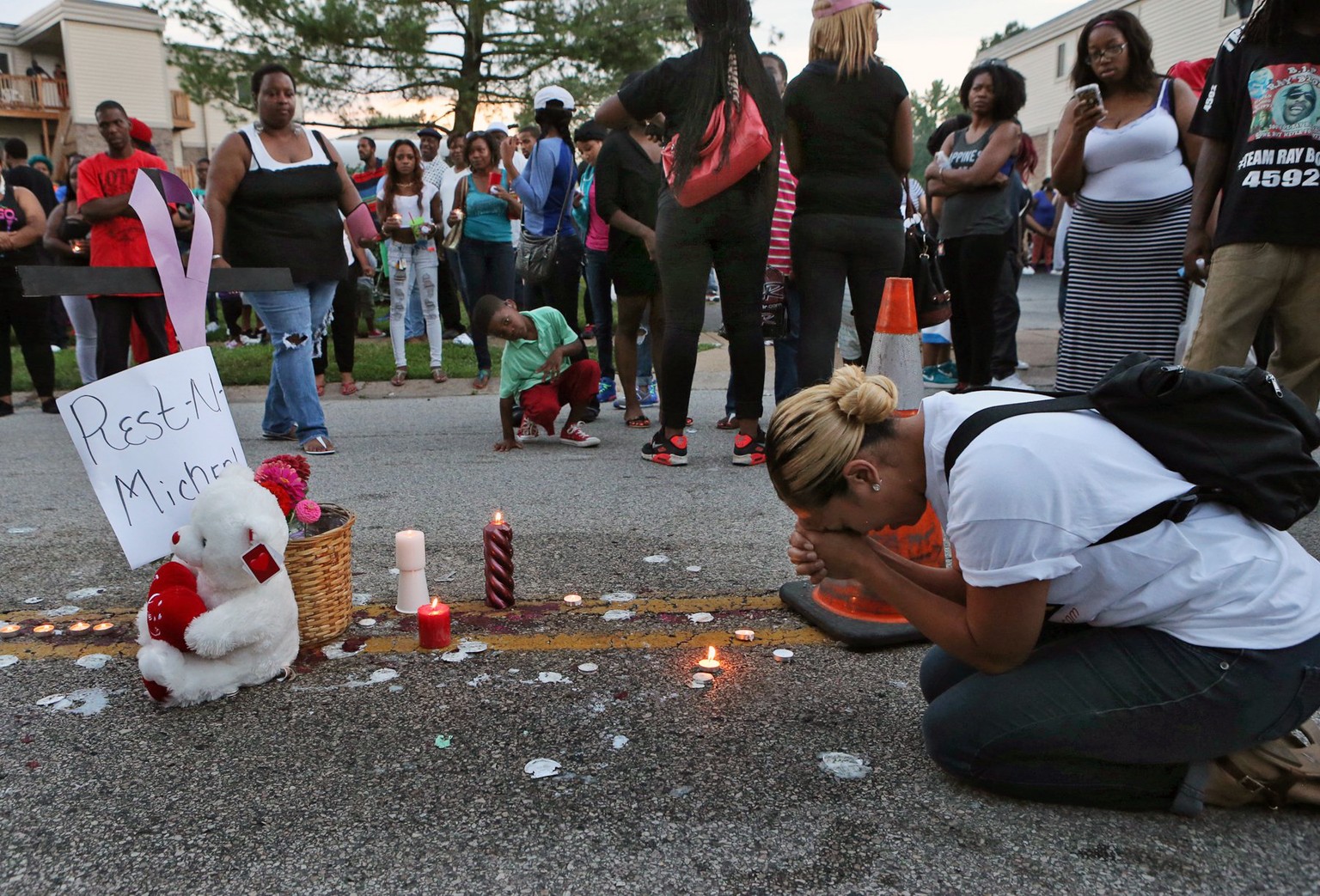 Meghan O'Donnel, die an den Protesten in Ferguson teilnahm, betet an der Stelle, an der Michael Brown erschossen wurde.