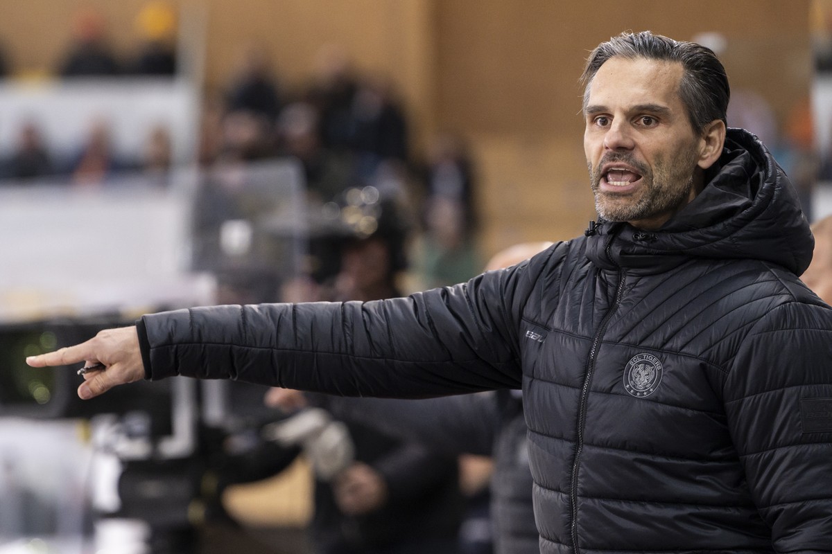 Langnaus Cheftrainer Thierry Paterlini weist seine Spieler an, im Eishockey Qualifikations-Spiel der National League, zwischen den SCL Tigers und dem EHC Biel, am Freitag, 23. September 2022, im Ilfis ...