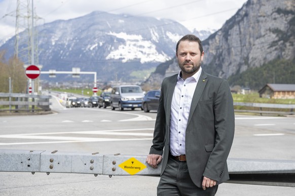 Der Urner Nationalrat Simon Stadler begutachtet die Massnahmen gegen den Gotthardstau Ausweichverkehr waehrend eines Medientermins bei der Autobahnausfahrt in Erstfeld an der Autobahn A-2 vor dem Gott ...