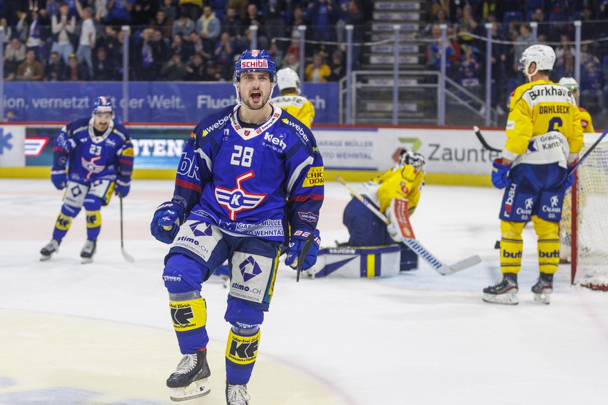 EHC Kloten Stuermer Axel Simic (#28) feiert seinen Treffer zum 3-1 gegen HC Davos Torhueter Sandro Aeschlimann waehrend dem Eishockey-Meisterschaftsspiel der National League zwischen dem EHC Kloten un ...