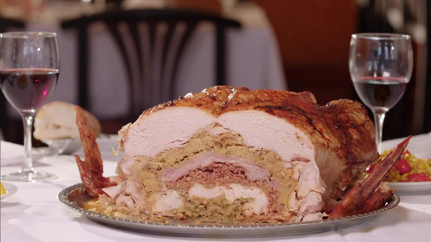 turducken truthahn ente poulet huhn hähnchen usa essen food kochen thanksgiving weihnachten https://www.foodnetwork.com/videos/turducken-from-k-pauls-in-la-0246755