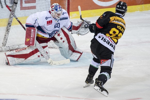 Berns Gaetan Haas, rechts, scheitert mittels Penalty an Rapperswils Goalie Melvin Nyffeler im Eishockey Meisterschaftsspiel der National League zwischen dem SC Bern und den SC Rapperswil Jona Lakers,  ...