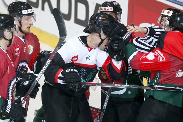 Fribourg’s Christopher Rivera, center, fights with Frolunda&#039;s players during the Champions Hockey League semifinal match between Switzerland&#039;s HC Fribourg-Gotteron and Sweden&#039;s Frolunda ...