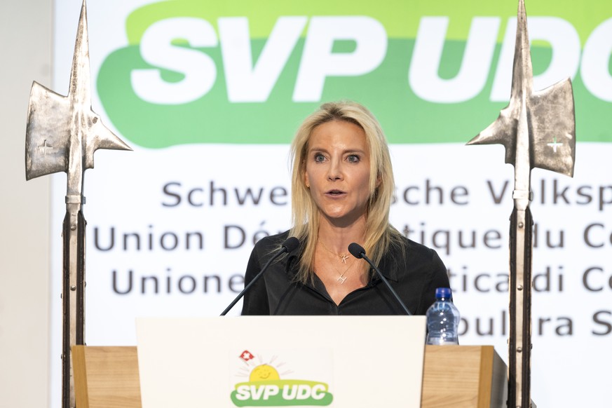 Die SVP Vizepraesiedentin und Nationalraetin, Celine Amaudruz bei einer Rede, anlaesslich der Delegiertenversammlung der SVP Schweiz vom Samstag, 22. August 2026 in der Waldmannhalle in Baar. (KEYSTON ...