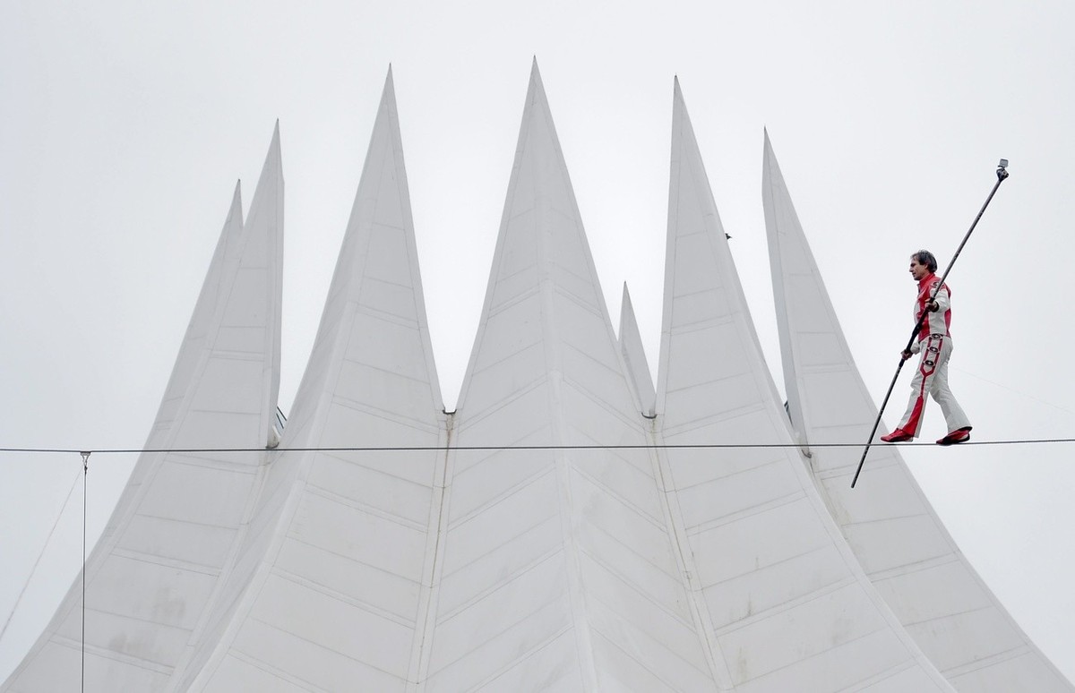 epa05632232 Swiss tightrope walker Freddy Nock of the Roncali company practices in Berlin, Germany, 15 November 2016. The Roncali Christmas circus begins on the 16 December 2016 and runs through to th ...