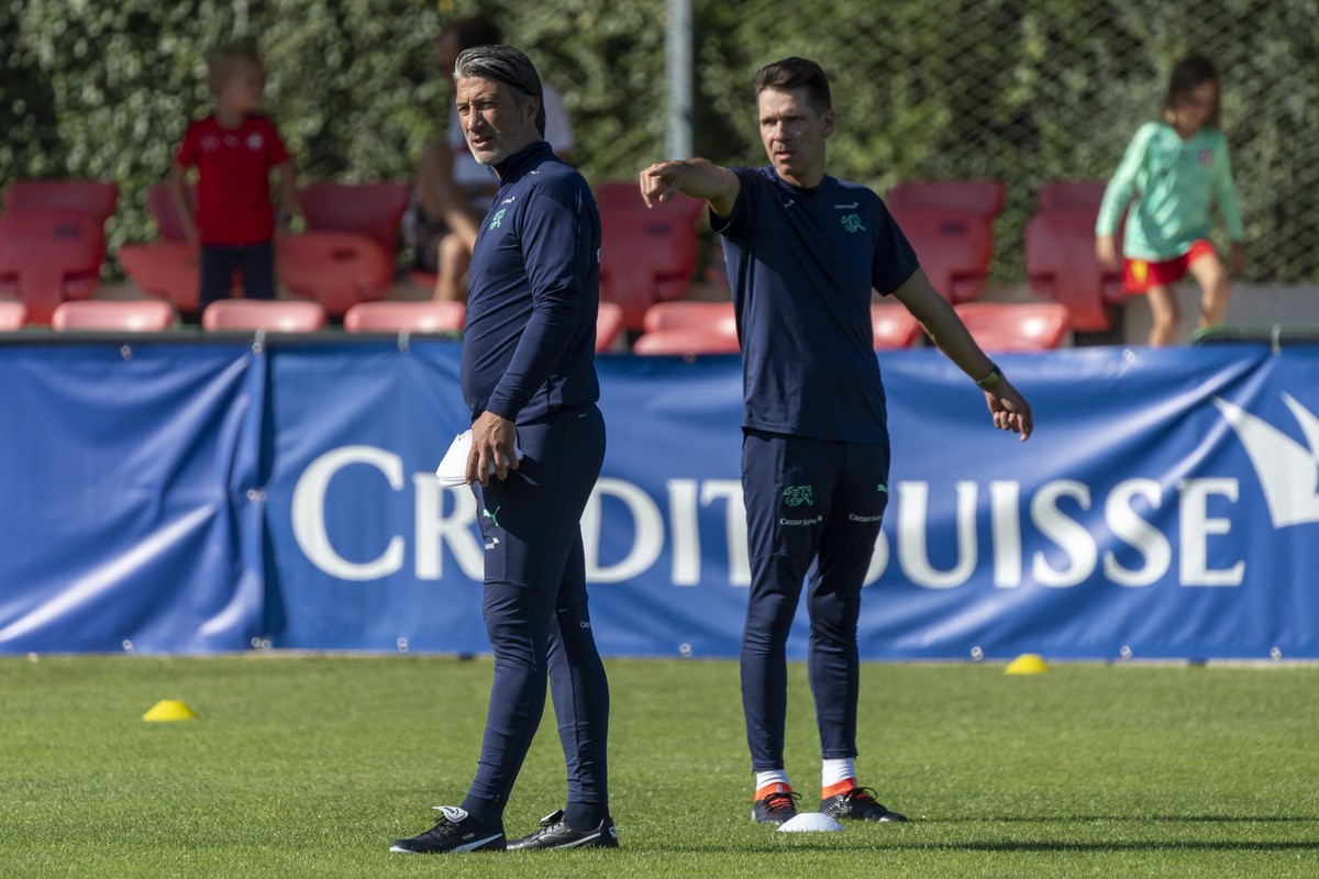 Cheftrainer Murat Yakin, links, und sein Assistent Vincent Cavin, rechts, beim Training der Schweizer Fussballnationalmannschaft in Basel, am Donnerstag, 2. September 2021. (KEYSTONE/Georgios Kefalas)