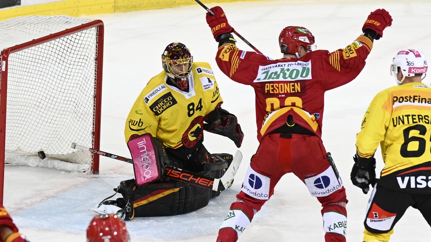 Tigers Harry Pesonen, Mitte, jubelt Berns Goalie Daniel Manzato, und Ramon Untersander, geschlagen waehrend dem Qualifikations-Spiel der National League, zwischen den SCL Tigers und dem SC Bern, am Di ...