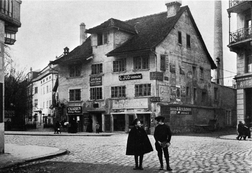 Sihlstrasse 1911: Links das neu eröffnete Hotel Glockenhof, in der Mitte die alte Steinmühle.