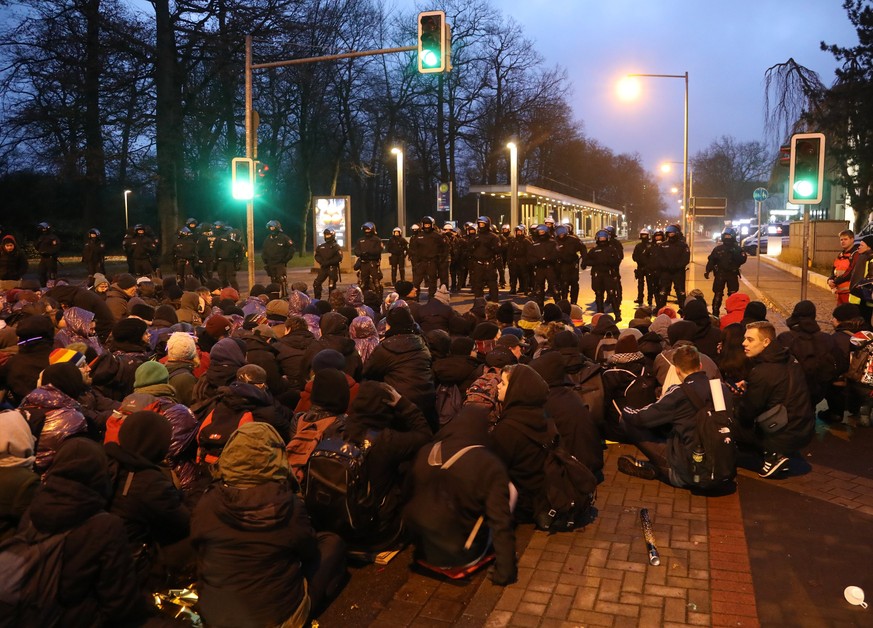 epa06362878 German police in riot gear faces protesters against the convention of the German right-wing populist &#039;Alternative for Germany&#039; party (&#039;Alternative fuer Deutschland&#039;, Af ...