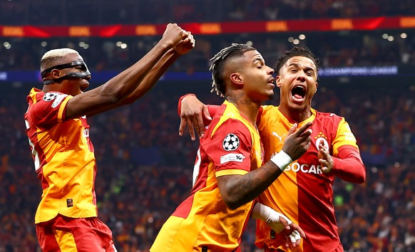 epa12809687 Galatasaray player Mario Lemina (C) celebrates with teammates after scoring the opening goal during the UEFA Champions League Round of 16 1st leg match Galatasaray SK against Liverpool FC, ...