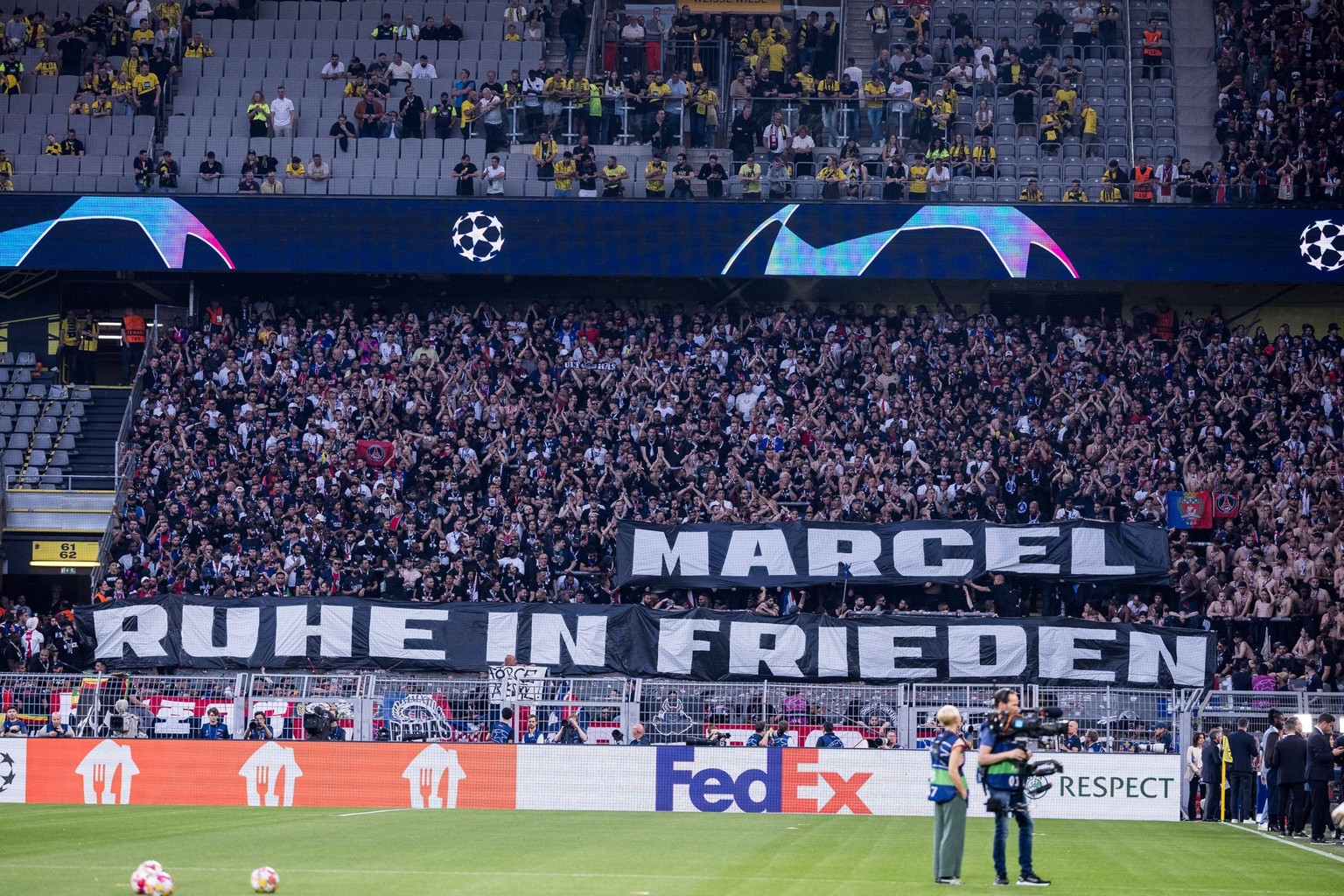 UEFA Champions League: Borussia Dortmund - FC Paris Saint-Germain 01.05.2024 Marcel Ruhe in Frieden - Banner in der Gästekurve der Fans von FC Paris Saint-Germain Gedenken an verstorbenen BVB Fan UEFA ...