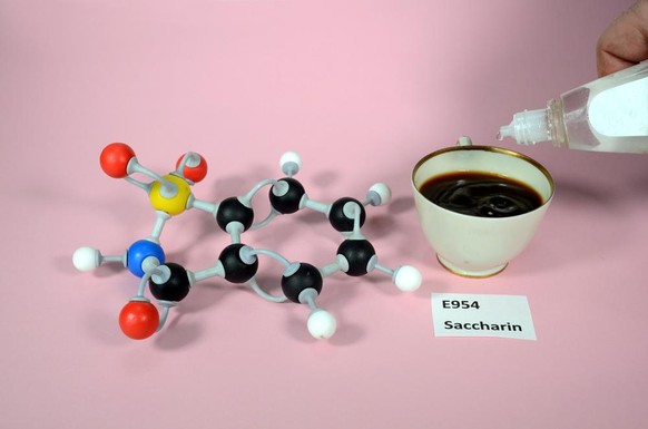 Struktur von Saccharin, E954. Süssstoff, Süssmittel.
Weiss ist Wasserstoff (H), Schwarz Kohlenstoff (C), Rot Sauerstoff (O), Gelb Schwefel (S) und Blau Stickstoff (N).