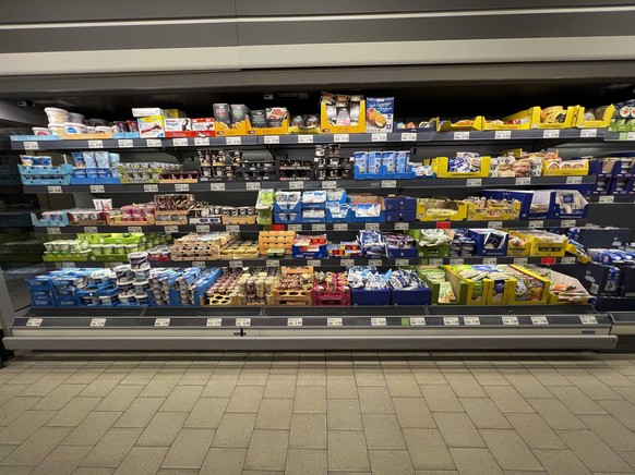 abbs Verschiedene Sorten Milch Molkerei Produkte Kaese Joghurt Pudding Schafskaese Butter liegen in Becher Folie Flaschen verpackt im Kuehlregal Regalen Uebersicht beim Discounter Aldi Nord 08.2025 Ha ...