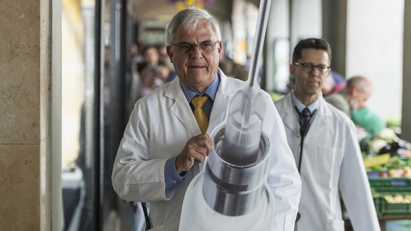 Eine Delegation von Aerztinnen und Aerzten der Aerztegesellschaft des Kantons Zuerich AGZ, angefuehrt von deren Praesident Josef Widler, links, schreitet ueber den Wochenmarkt zum Bundesplatz, um in e ...