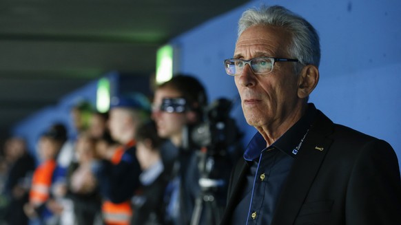 EVZ Mentalcoach Saul Miller verfolgt das sechste Eishockey Playoff-Finalspiel der National League A zwischen dem EV Zug und dem SC Bern, am Montag, 17. April 2017 in der Bossard Arena in Zug. (KEYSTON ...