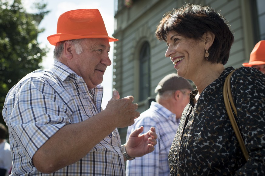 Bundesraetin Doris Leuthard, rechts, spricht mit einem Besucher anlaesslich der ordentlichen Sitzung &quot;extra muros&quot; des Bundesrates, am Mittwoch, 31. August 2016, in Glarus. Der Bundesrat hat ...