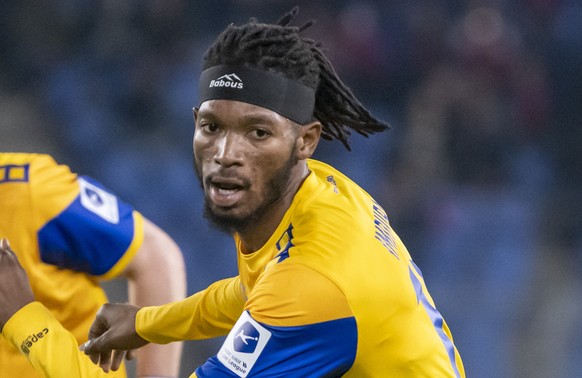 Dirk Abels (GC), links, und Imourane Hassane (GC), rechts, im Fussball Meisterschaftsspiel der Regular Season der Swiss Super League zwischen dem FC Basel 1893 und dem Grasshopper Club Zuerich im Stad ...