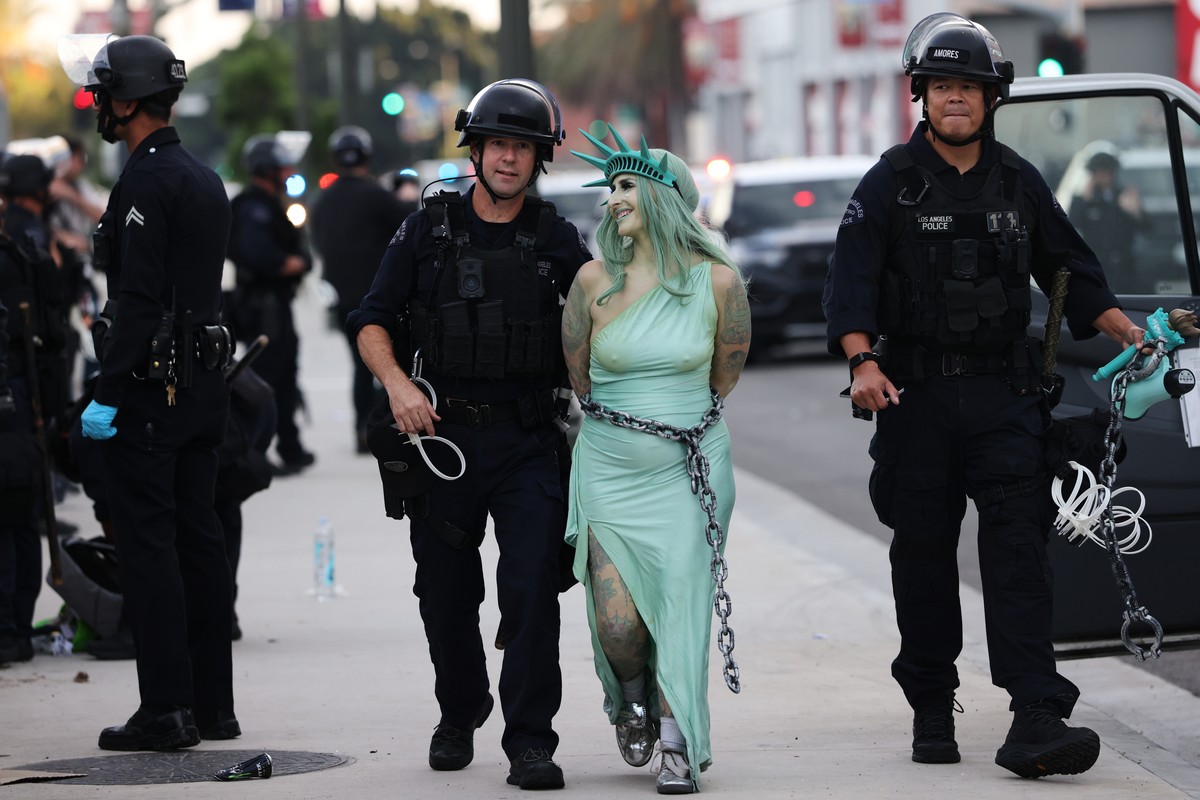 Police arrest a protestor dressed as the Statue of Liberty, in downtown Los Angeles after the "No Kings" rally Saturday, March 28, 2026. (AP Photo/Jill Connelly)
APTOPIX No Kings Protests