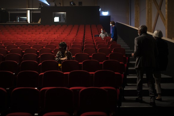 Menschen mit Schutzmasken vor der Premiere des Stuecks &quot;The Black Rider&quot;, im Provisorium &quot;UM!BAU&quot; des Theater St. Gallen, am Samstag, 31. Oktober 2020, in St. Gallen. Das Theater f ...