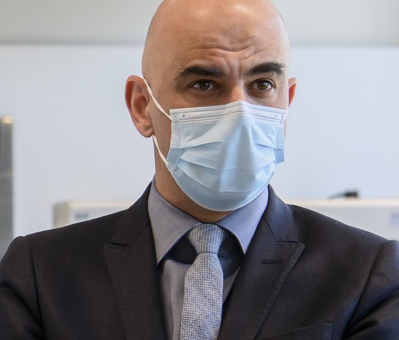 Bundesrat Alain Berset, rechts, spricht waehrend einer Besichtigung des Medizinlabors im KSA Kantonsspital Aarau, in Zeiten der Coronavirus-Pandemie, am Freitag, 28. Januar 2022 in Aarau. (KEYSTONE/An ...