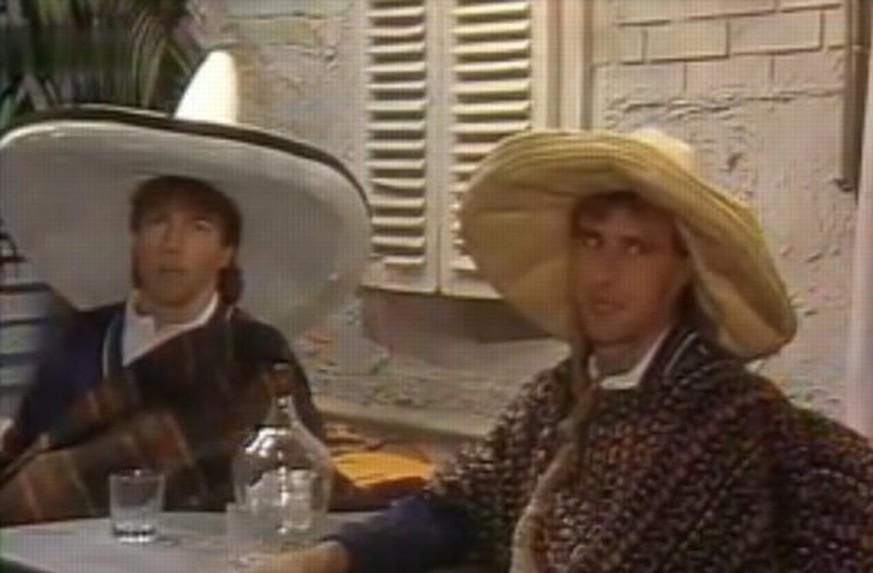 WM 1986 in Mexiko: Lothar Matthäus (l.) und Pierre Littbarski haben sich anlässlich des deutschen WM-Songs «Mexico mi Amor» schick gemacht.