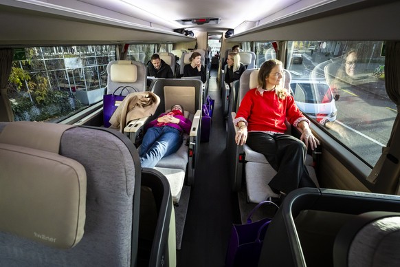 Medienschaffende testen waehrend einer Medienfahrt die verschiedenen Position der Sitze im Nachtreisebus Twiliner, am Dienstag, 2. Dezember 2025 in Zuerich. Das Zuercher Jungunternehmen Twiliner nimmt ...