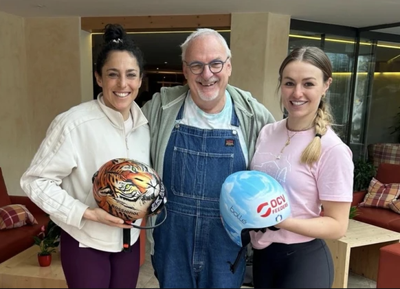 Dédé Marty (Mitte) mit Federica Brignone (links) und ihrem alten Helm, der bereits von dem Freiburger angefertigt wurde, und der Skifahrerin Roberta Melesi (rechts).