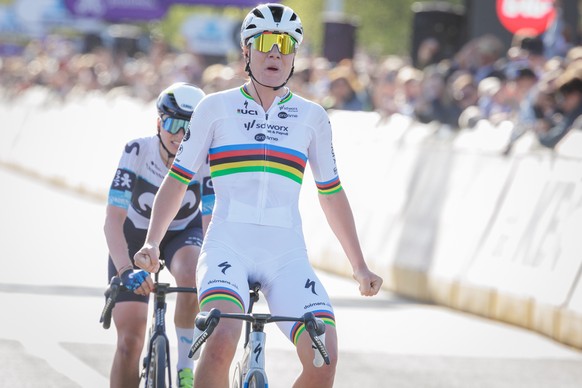 epa12014058 Belgian rider Lotte Kopecky of Team SD Worx - Protime crosses the finish line to win the Tour of Flanders one-day cycling race for Elite Women over 168,8 km from Oudenaarde to Oudenaarde,  ...