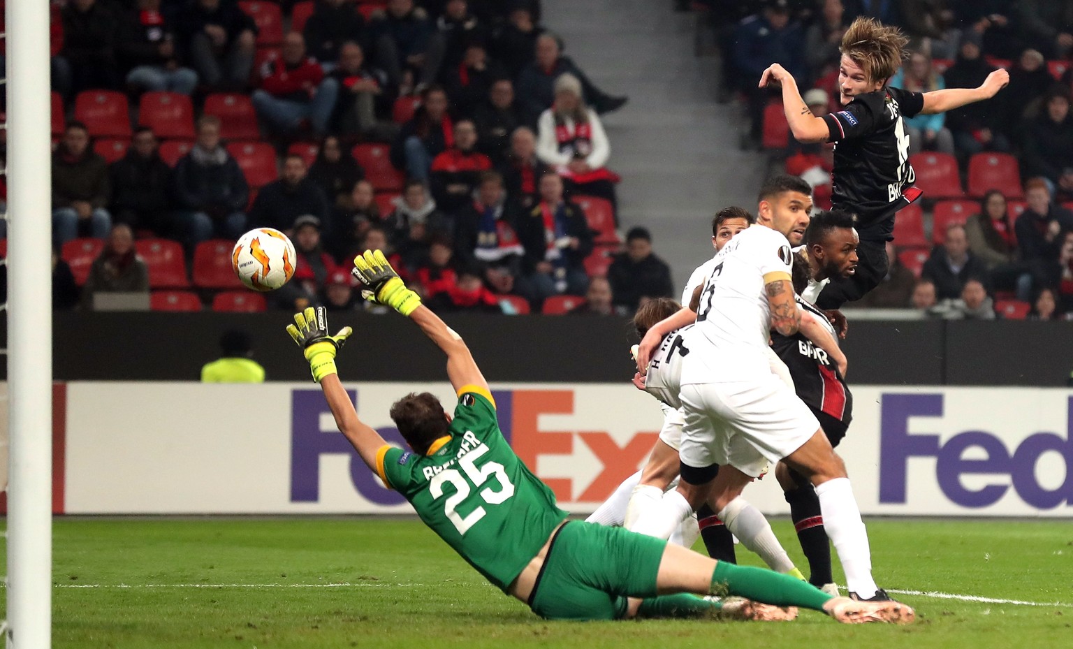 epa07152056 Leverkusen&#039;s Tin Jedvaj (R) scoring the first goal during the UEFA Europa League Group A soccer match between Bayer Leverkusen and FC Zuerich in Leverkusen, Germany, 08 November 2018. ...