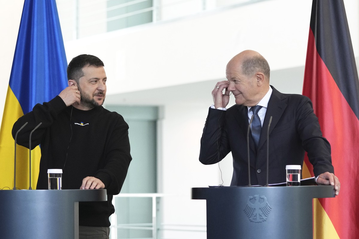 FILE - Germany's Chancellor Olaf Scholz, right, and Ukraine's President Volodymyr Zelenskyy address a media conference at the chancellery in Berlin, Germany, Sunday, May 14, 2023. Zelenskyy  ...