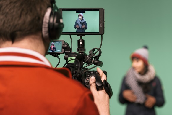 THEMENBILD ZUR SOMMERSESSION - THEMA STAERKUNG SERVICE PUBLIC SRG -- The recording of a video for the TV program Zambo in a radio studio of the Swiss Radio and Television SRF at the Brunnenhof Street  ...