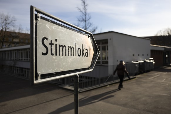 Eine Stimmbuergerin geht zum Stimmlokal im Schulhaus Hochfeld, am Samstag, 2. Maerz 2024 in Bern. Die Schweizer Buergerinnen und Buerger stimmen ueber die Renteninitiative und die Initiative fuer eine ...