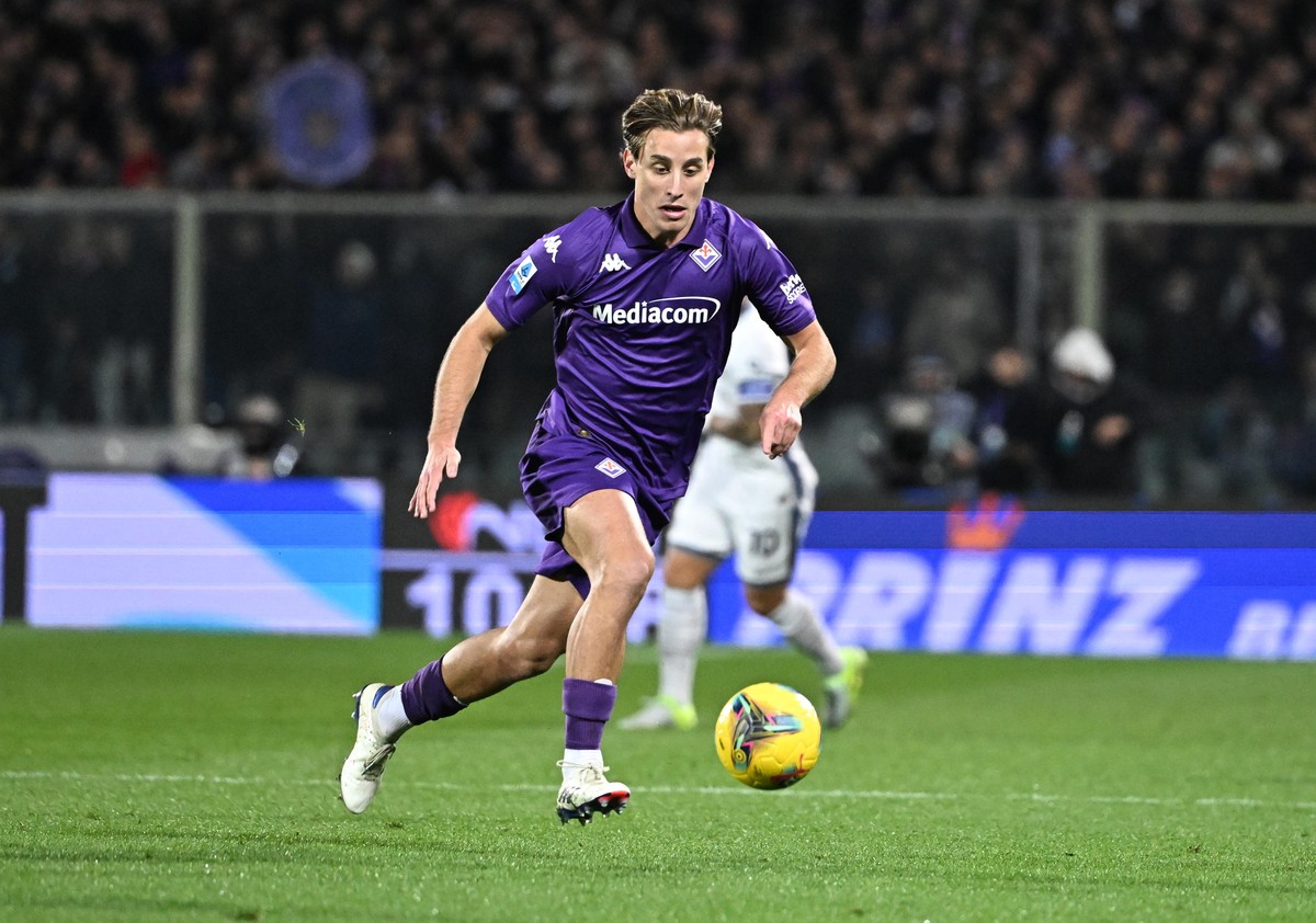 epa11752134 Fiorentina's Edoardo Bove in action during the Italian Serie A soccer match between ACF Fiorentina and Inter Milan, in Florence, Italy, 01 December 2024. The match was abandoned after ...