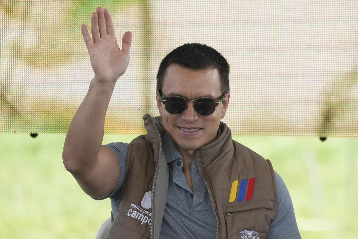 Ecuador's President Daniel Noboa waves as he arrives in Poalo, Ecuador, Thursday, March 21, 2024, where he met with dairy farmers and handed out 400 land titles. (AP Photo/Dolores Ochoa)