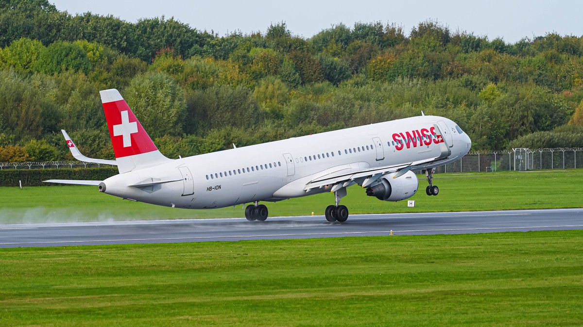 Hamburg Themenfoto: Flughafen, 14.10.2026 Airbus A321-212 HB-ION der Swiss Air beim Start/Take-Off Themenfoto: Flughafen, 14.10.2026 *** Hamburg: Airport Photo, October 14, 2026Swiss Air s Airbus A321 ...
