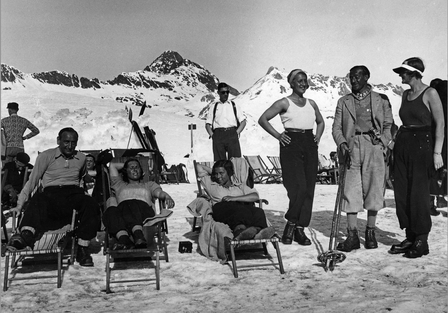 ARCHIVE SAINT MORITZ 1932. Some winter sportsmen in Sankt Moritz sunbathe in the mountains. sp_sw x5600x *** ARCHIVE SAINT MORITZ 1932 Some winter sportsmen in Sankt Moritz sunbathe in the mountains s ...